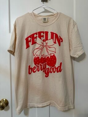 Women’s Cream 'Feelin' Berry Good' Graphic Tee  brand new